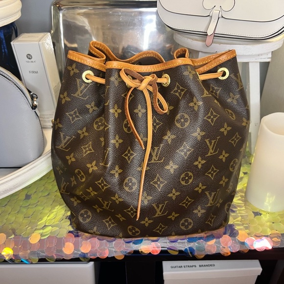 338.  💗 AUTHENTIC LV MONO BUCKET BAG 💗 $1.095 💗 - Picture 2 of 7
